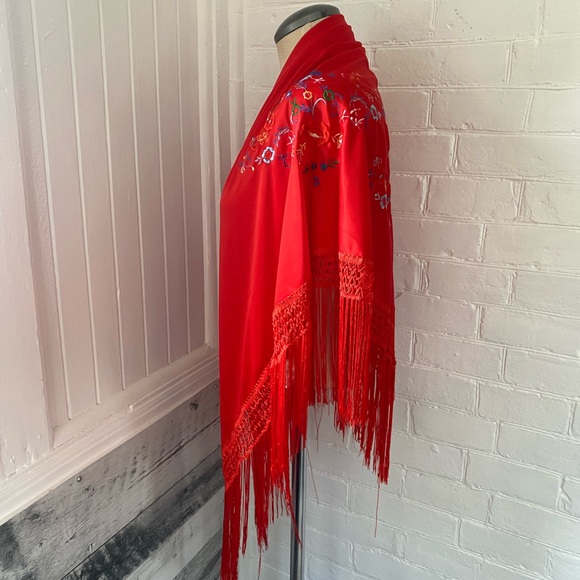 Embroidered scarf - Picture 4 of 5